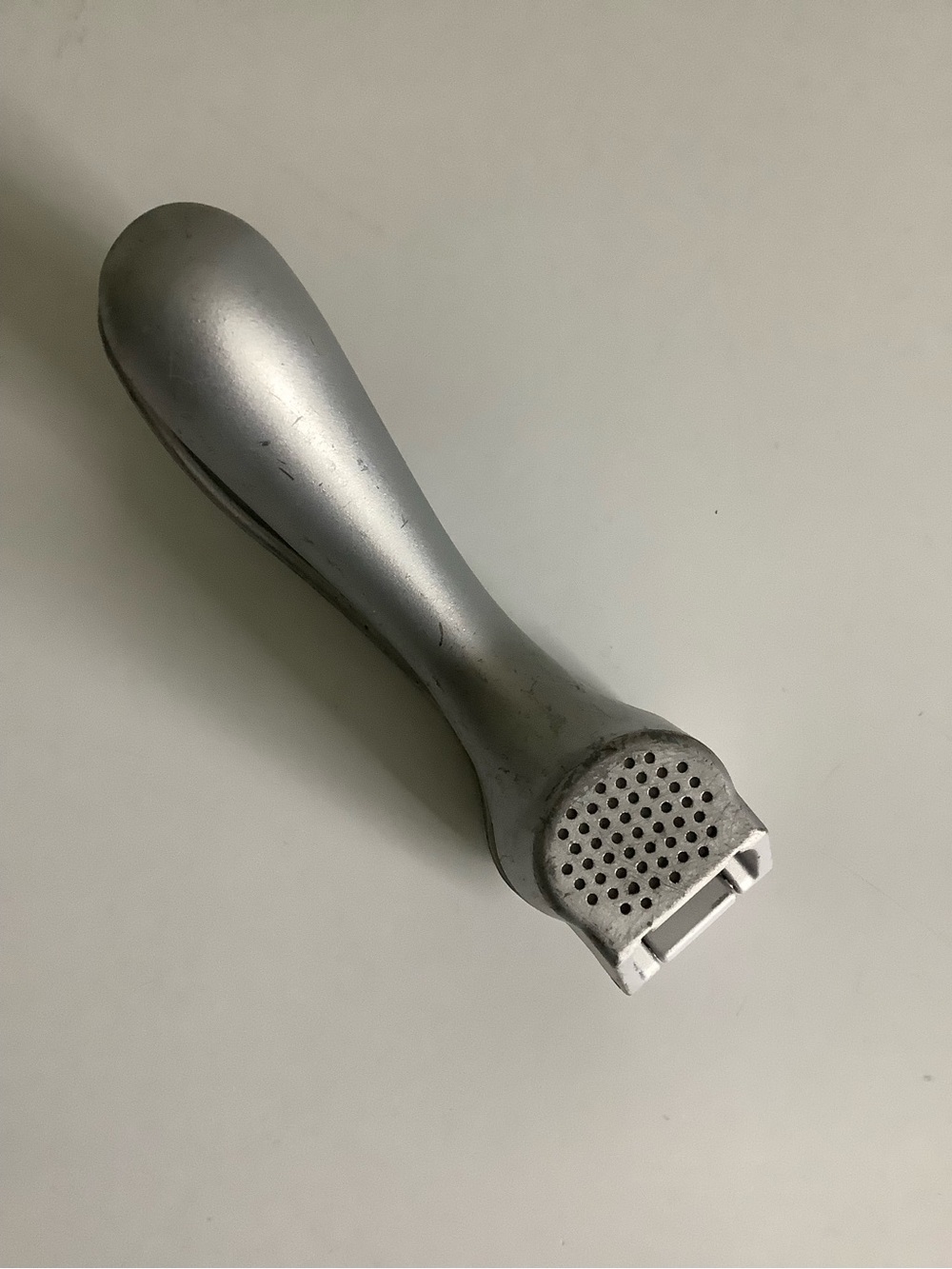 PAMPERED CHEF Garlic Press